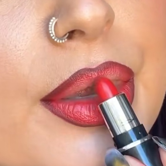 ✏️ ROOT FOR ME! a MAC LIP PENCIL. RETAIL $25. **NEW IN THE BOX. ✨ FIRM ✨ - Picture 4 of 11